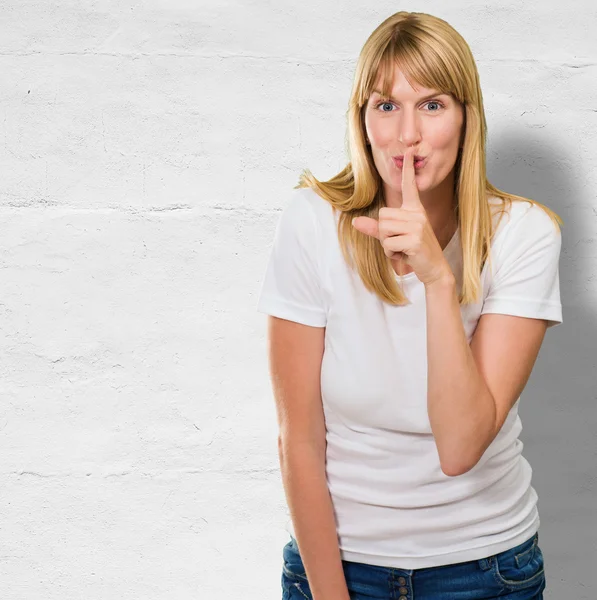 Mujer con el dedo en el labio —  Fotos de Stock