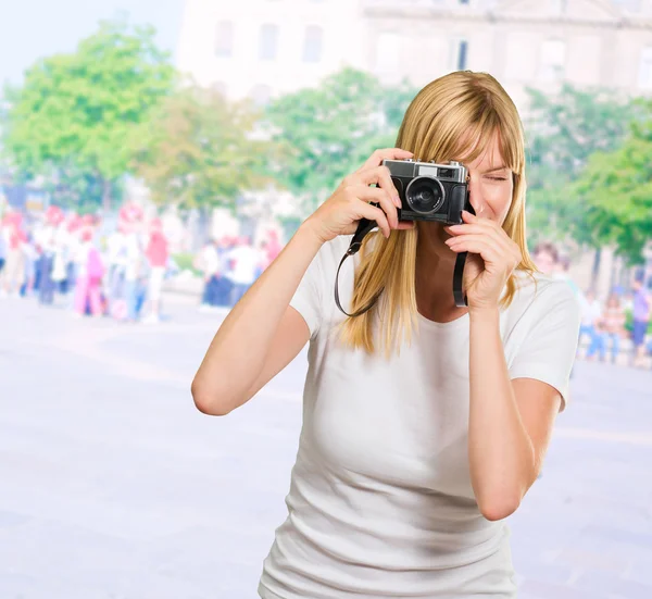 Vrouw op zoek via oude camera — Stockfoto