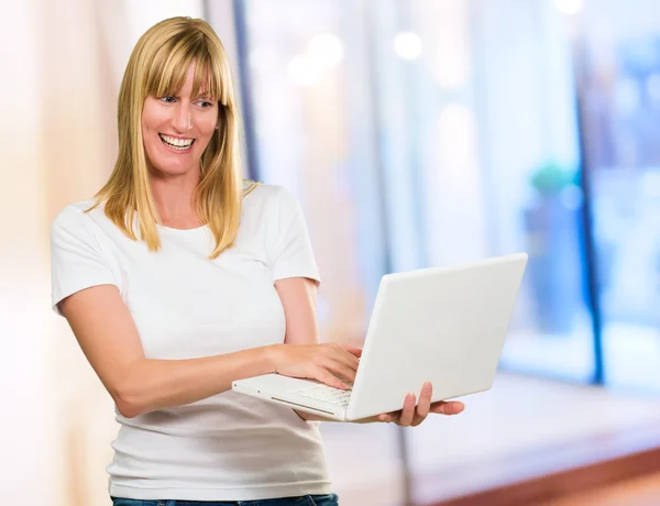 Счастливая женщина смотрит на ноутбук — стоковое фото