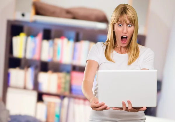Zszokowana kobieta patrząc na laptopa — Zdjęcie stockowe