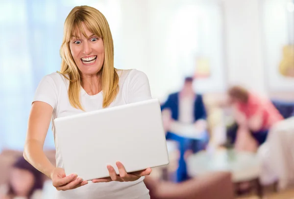 Mulher feliz olhando para laptop — Fotografia de Stock