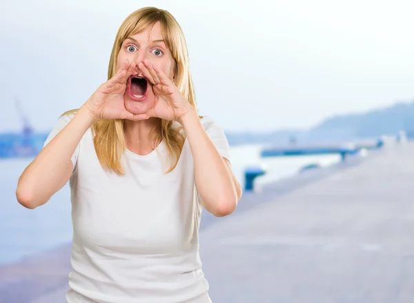 Portret szalony kobieta krzyczy — Zdjęcie stockowe