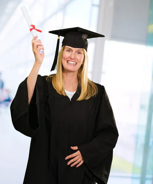 Feliz graduada mujer con certificado de posesión — Foto de Stock