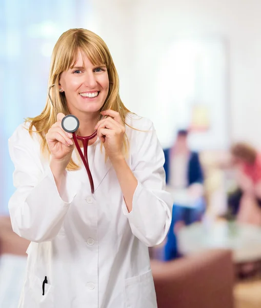 Mutlu doktor holding stetoskop — Stok fotoğraf
