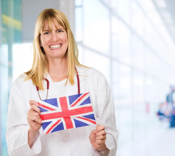 Happy Doctor Holding drapeau britannique — Photo