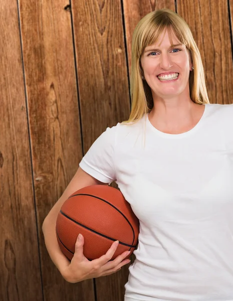 快乐的女人拿着一个篮子球 — 图库照片