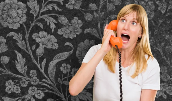 Chocado mulher falando no telefone — Fotografia de Stock