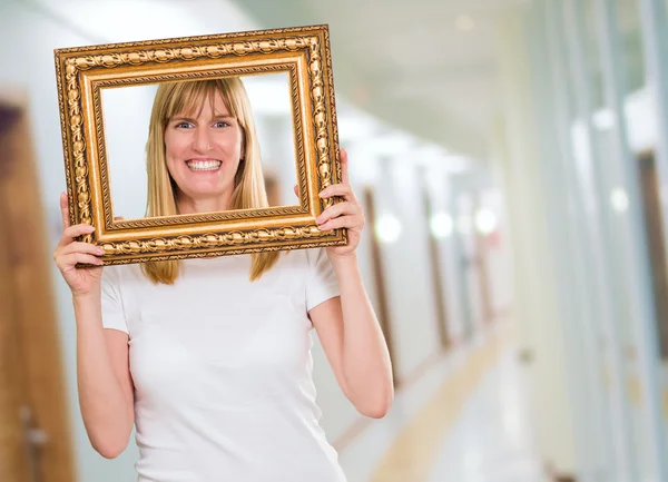 Vrouw bedrijf in een figuurframe — Stockfoto