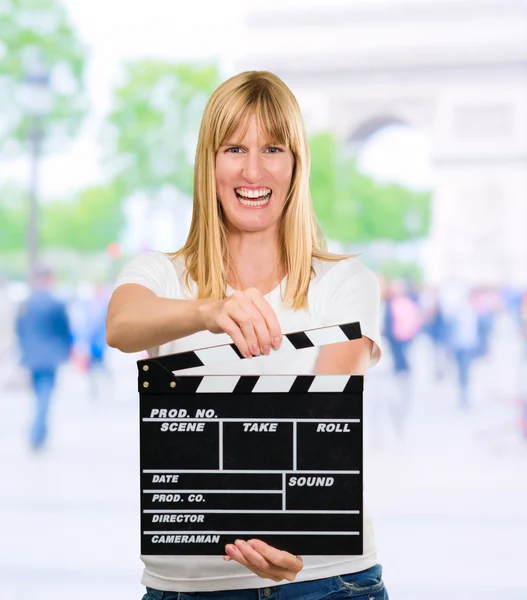 Mulher feliz segurando Clapper Board — Fotografia de Stock