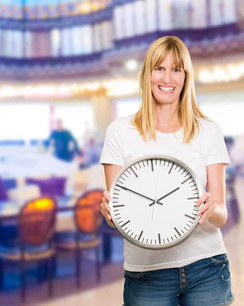 Retrato de una mujer feliz sosteniendo el reloj —  Fotos de Stock