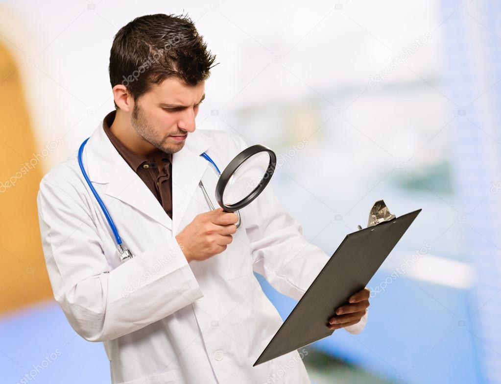 若い医者は虫眼鏡を通して見る ストック写真 C Krakenimages Com 若い医者は虫眼鏡を通して見る ストック写真 C Krakenimages Com