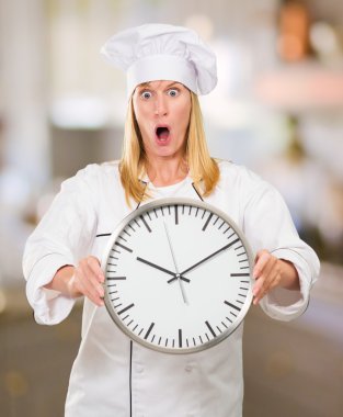 şok kadın Şef holding saati