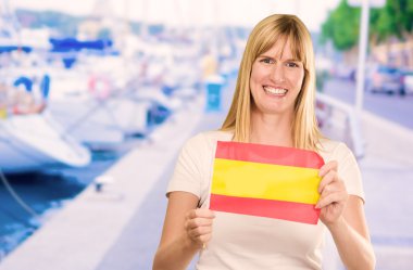 mutlu bir kadın tutarak İspanyol bayrağı