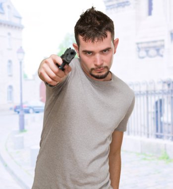 deli adam silahla işaret