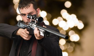 genç adam tüfekle nişan