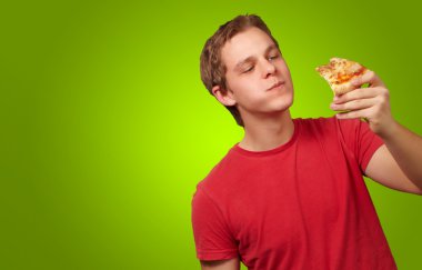 genç adam yemek pizza portresi