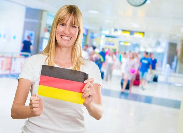 Mulher segurando uma bandeira alemã — Fotografia de Stock