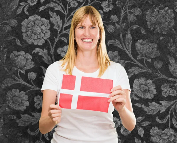 Danimarka bayrağı tutan kadın — Stok fotoğraf