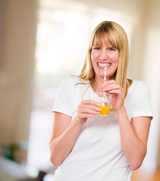 Mulher bebendo suco — Fotografia de Stock