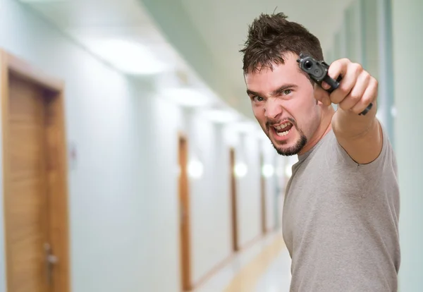 Homem furioso apontando com arma — Fotografia de Stock