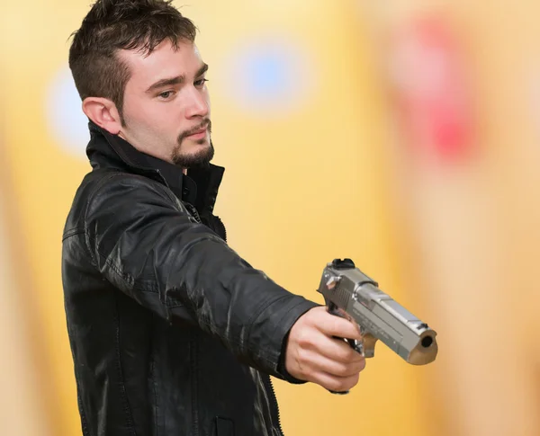 Portret człowieka posiadającego broń — Zdjęcie stockowe