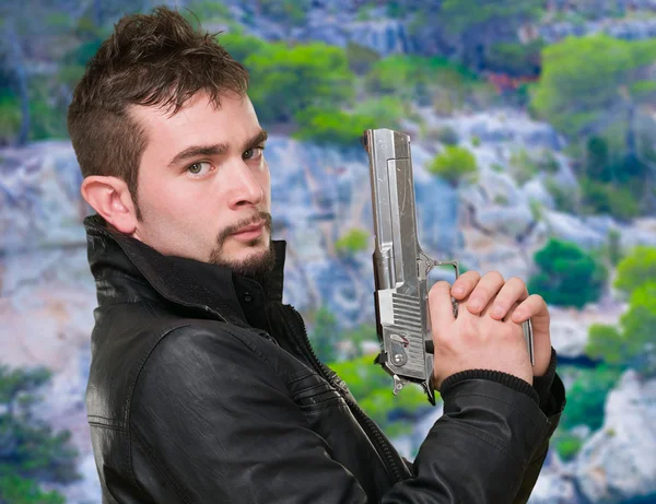 Ernsthafter Mann mit Waffe — Stockfoto