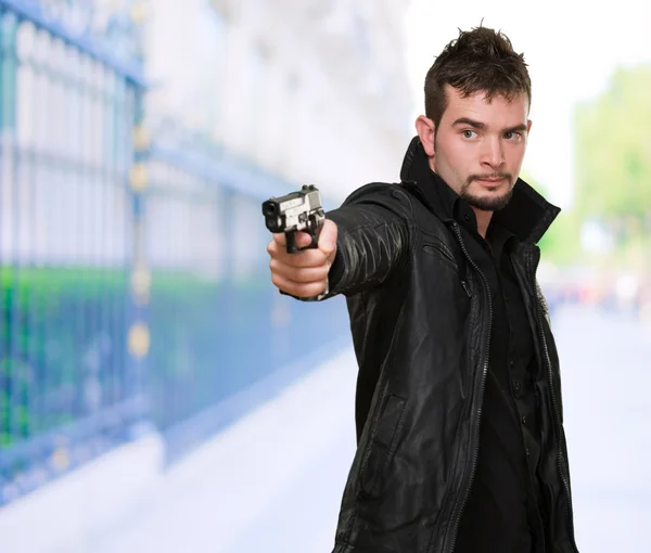 Handsome man pointing with gun — Stock Photo, Image