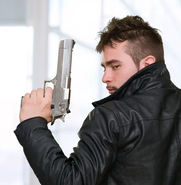 Retrato de un hombre sosteniendo pistola —  Fotos de Stock