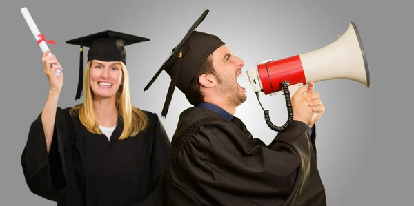 Afgestudeerde student holding megafoon en certificaat — Stockfoto