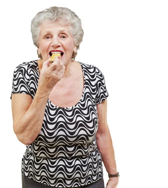 Granola bar yiyen bir kadın portresi — Stok fotoğraf