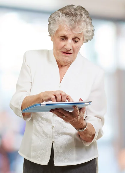 Senior mulher usando ipad — Fotografia de Stock