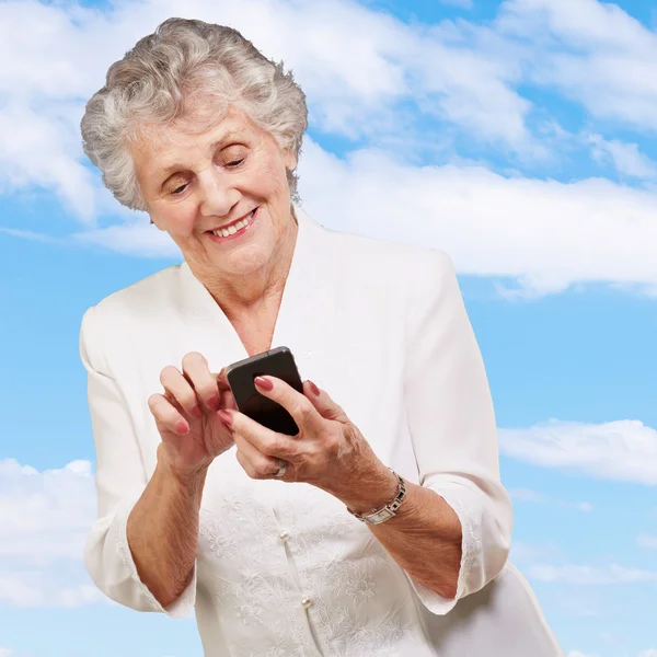 Senior kvinna med mobiltelefon — Stockfoto