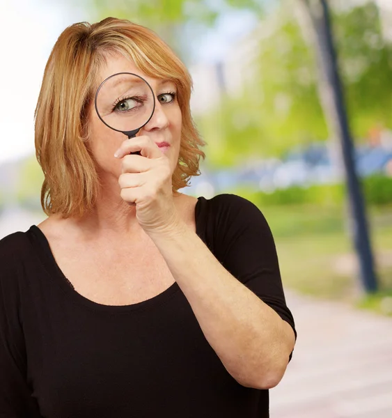 Frau mit der Lupe — Stockfoto