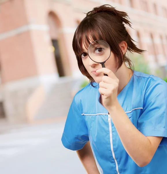 Vrouw op zoek via Vergrootglas — Stockfoto