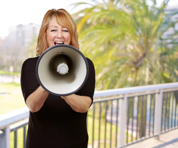 Žena křičí na megafon — Stock fotografie