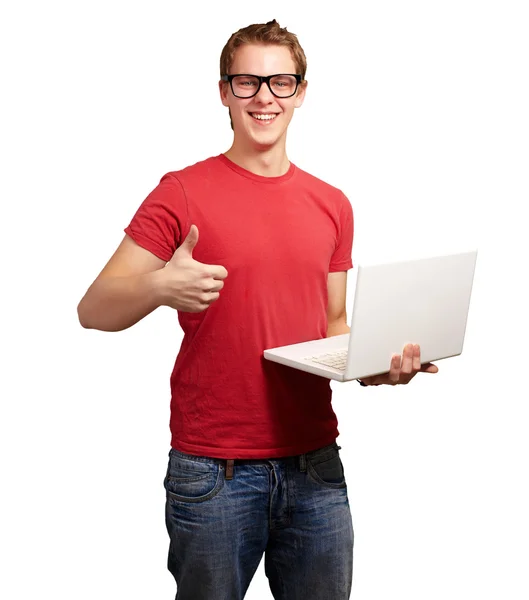 Mężczyzna trzyma laptopa z kciuki — Zdjęcie stockowe