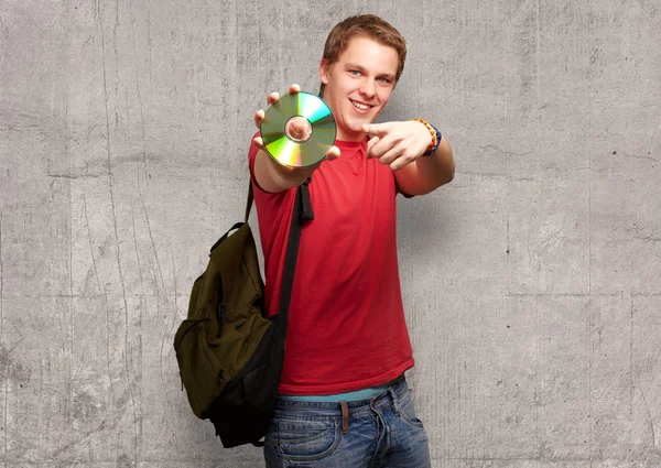 Ritratto di un uomo con compact disc — Foto Stock