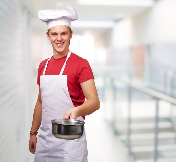 Portret van een chef-kok houden pan — Stockfoto