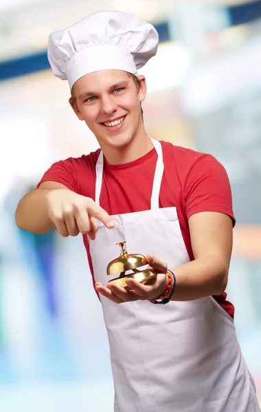 Retrato de un hombre feliz sosteniendo la campana — Foto de Stock