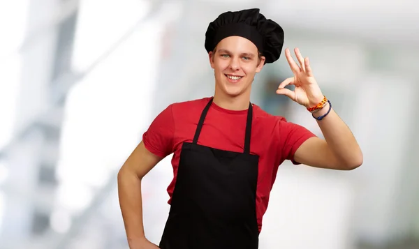 Мужчина шеф-повар показывает хорошо знак руки — стоковое фото