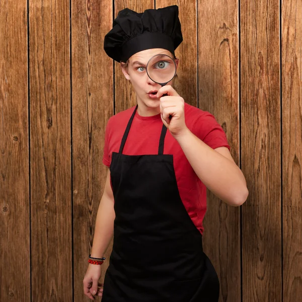 Manliga chef anläggning förstoringsglas — Stockfoto