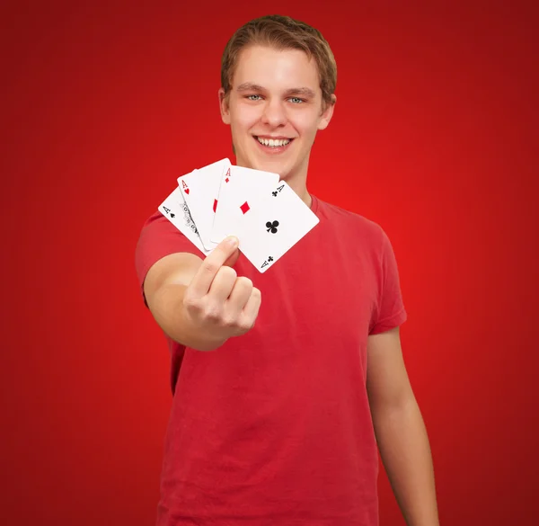 Retrato de um jovem macho segurando quatro ases — Fotografia de Stock