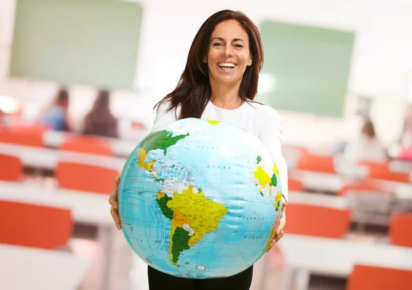 Frauen, die einen Globus halten — Stockfoto