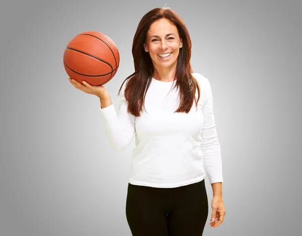 Donna che tiene il basket — Foto Stock