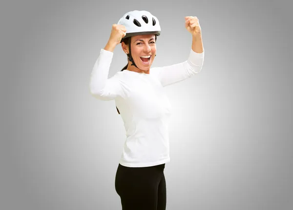 Mulher usando capacete torcendo — Fotografia de Stock