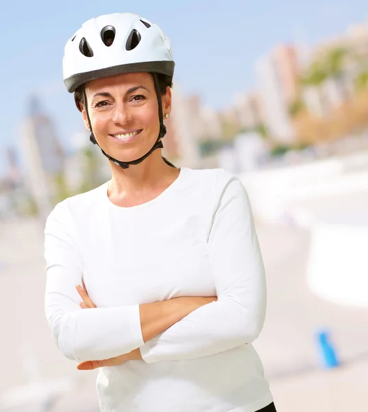 Mujer usando casco con las manos dobladas —  Fotos de Stock