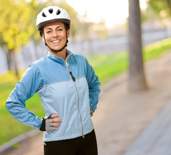 Frauen lächeln mit den Händen auf der Hüfte — Stockfoto