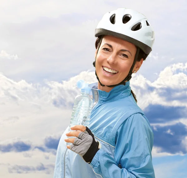 Porträt einer Radfahrerin mittleren Alters — Stockfoto