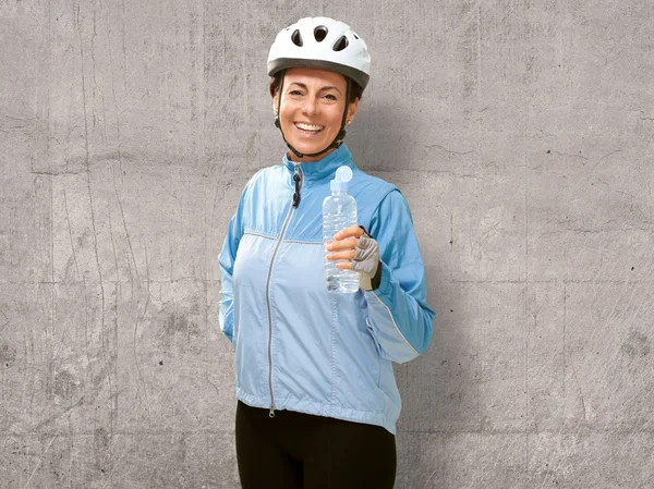 Retrato de ciclista mujer de mediana edad —  Fotos de Stock