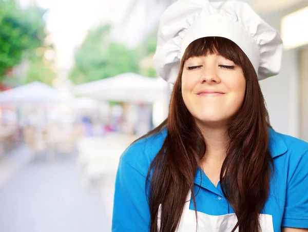 Portret van een jonge vrouwelijke chef-kok tevreden — Stockfoto